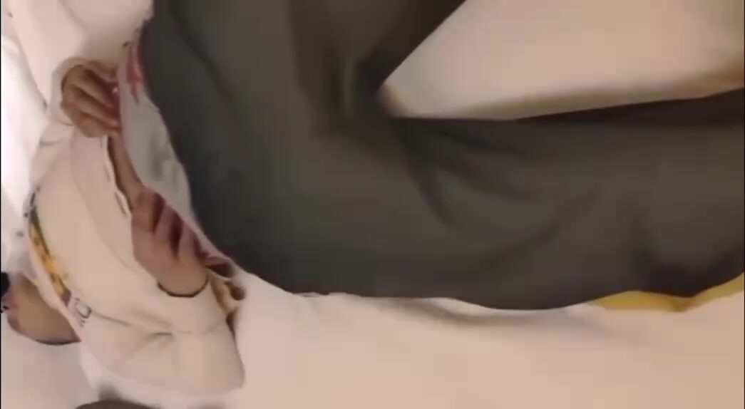 白嫩学生弟弟被损友灌醉,叫不醒就用鸡巴插处菊,立马疼醒捂菊