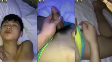 看弟弟熟睡后趁机玩弄一下他的嫩鸡巴