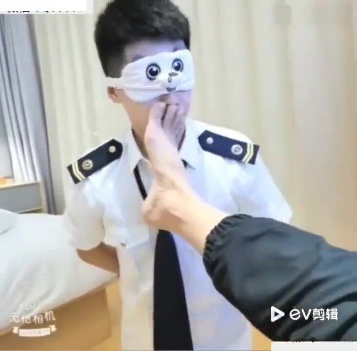 霸总调教制服空少帅哥,舔脚,喝尿,还用大鸡把狠狠插他完整版