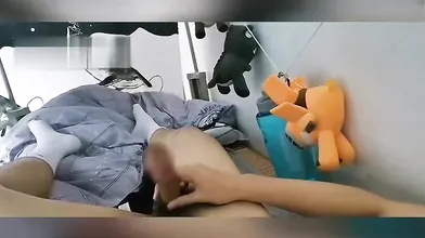 高中体育生弟弟 在宿舍床上粗口飞机 射了一手的浓精