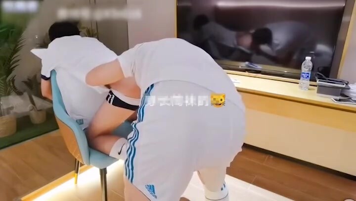 男孩缺乏男子汉气概被妈妈送来学足球,却被足球教练,带到酒店爆操