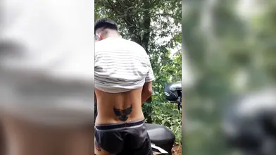 真实乱伦 超帅叔叔趁老婆不在带侄子户外树林偷情 超刺激 生怕有人路过发现 没用润滑油 直接无套插入 射侄子满屁股精液