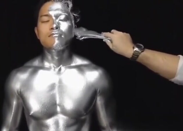 肌肉帅哥全身涂成金属色变成活体雕像跟另一位肌肉爸爸激情Play!(上)