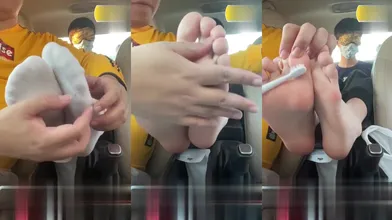 高中正太被绑架在车上挠脚心