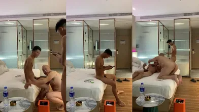 猥琐光头大叔,花钱玩两个帅直男一起(下)