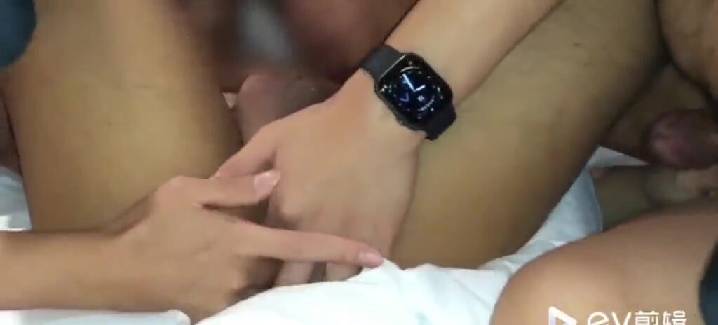 被男友和炮友双龙？趁着男友睡着约炮友,肌肉公0出轨被屁眼被干翻(上)