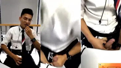 超帅正装客服小哥被勾引,在办公室掏出大屌自撸!