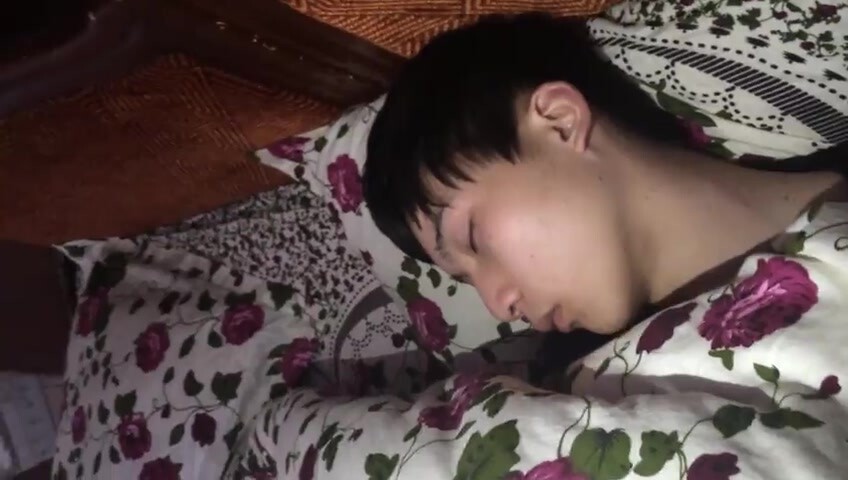 超帅班草醉酒后被同学偷摸打飞机,帅哥的屌型也很好看