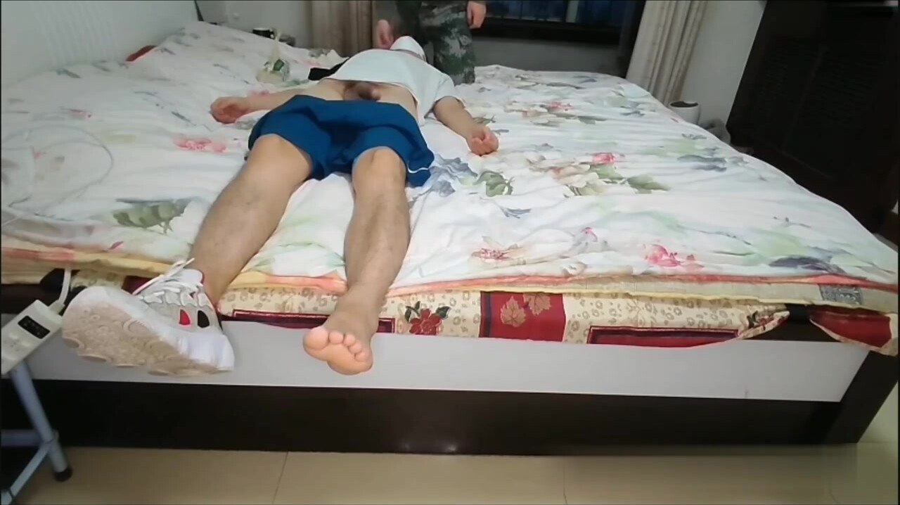 迷奸剧情-小九被捂晕扒下裤子玩射大鸡巴