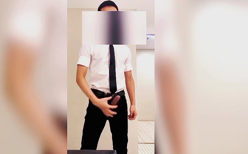 直男在厕所里面自拍打飞机