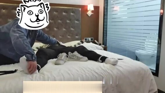 直男条纹衫小鲜肉被同学骗到酒店,强制把他捆绑起来玩弄