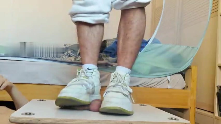 踩JJ,可以在鸡鸡上调脚踏舞,踩剁拟,在疼痛中射精…