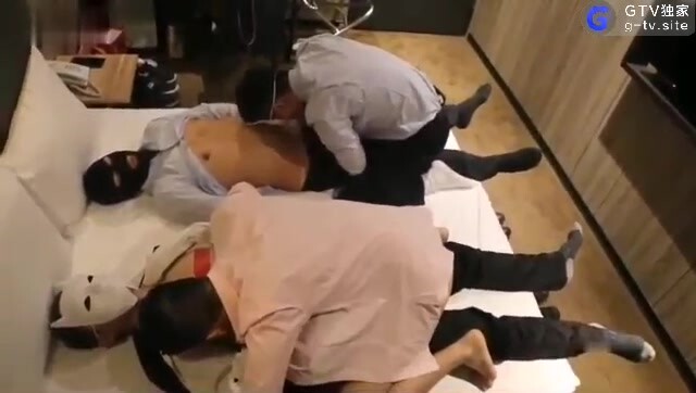 送醉酒的俩个同事回酒店,看他们昏迷不行起了欲望,打电话叫来猛男一起操推荐逼