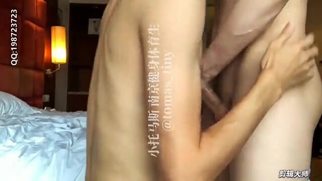 酒店吃足球队兄弟鸡巴,被兄弟爆菊花