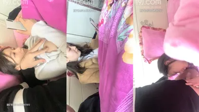 【专找学生妹开啪】良家素颜美女早上还没起床，被奔驰哥要求打炮，极品美乳又白又粉奶头小，被窝里侧插大白臀真实诱惑编号2FAF0300