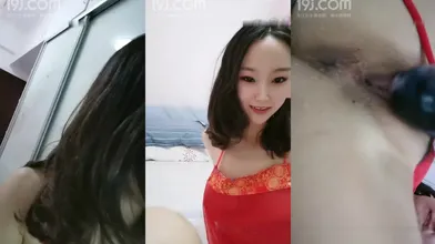 哺乳期美少妇【妲己水多多】情趣肚兜跳蛋大黑牛自慰，拨开丁字裤震动出水挤奶，很是诱惑喜欢不要错过编号2FC92B19