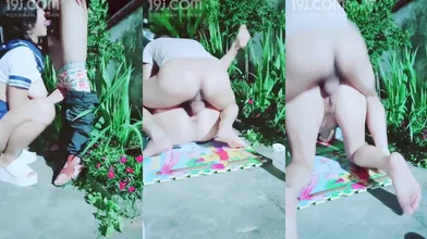 大奶子姐姐气质不错露脸跟小哥哥玩户外啪啪，把几把直接舔硬深喉给力，被小哥哥压在身下爆草插得深，直接射在逼上编号595E1A2E
