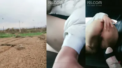 户外骚女【要找一夜情】野外帮别人锄地，野地尿尿露出会车上翘着屁股，很是诱惑喜欢不要错过编号8183156B