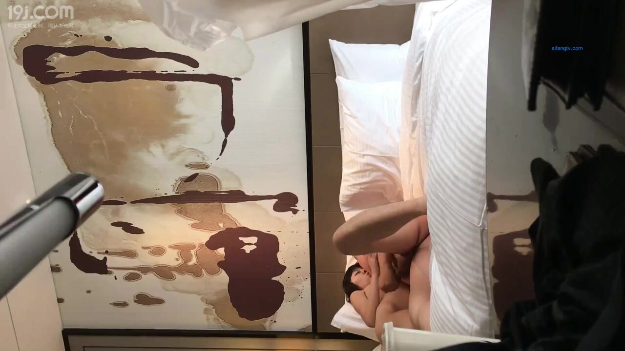 趁女主洗澡安好摄像头后拉她出来操逼老说“你还没洗鸡巴”大屁股扭得贼爽编号6F2B681D