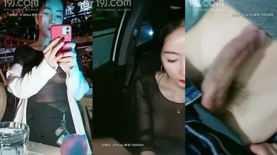 仓井户外骚全程露脸情趣透视装真刺激，街边跳弹自慰撒尿真刺激，勾搭野男人回家激情啪啪，舔弄两根大鸡巴编号4166883E