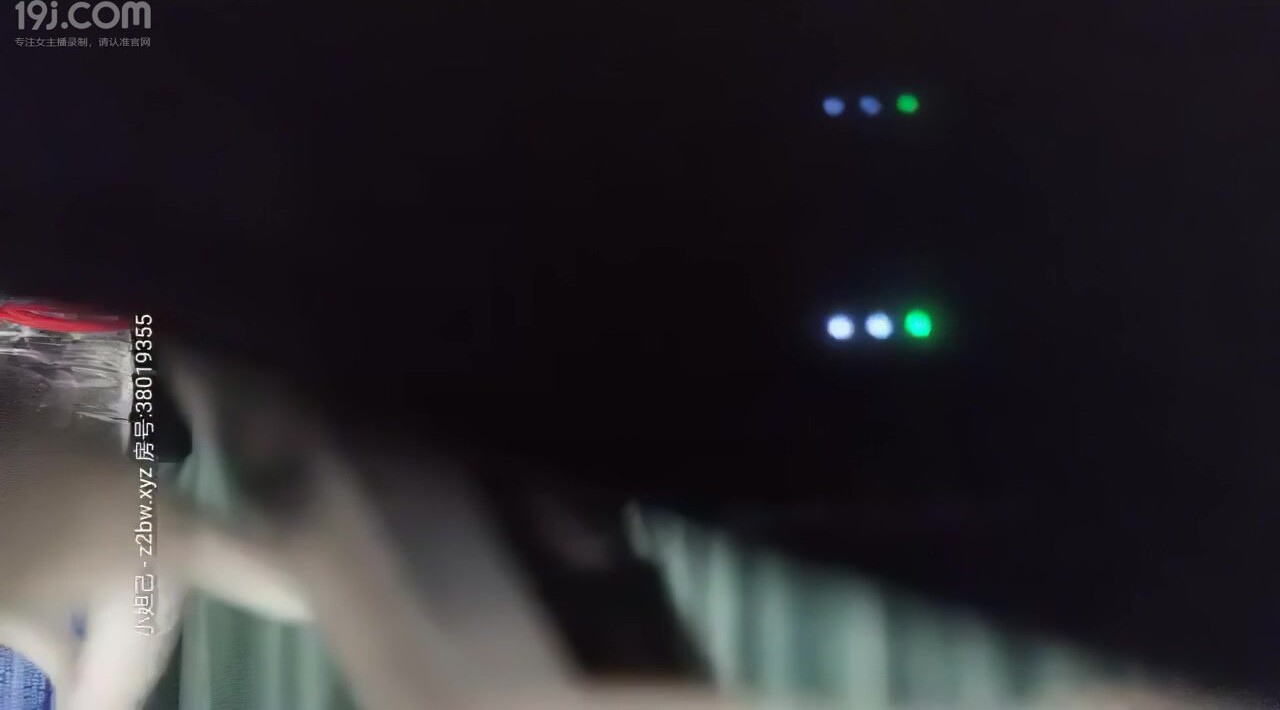 素人打野老嫖约了个颜值不错妹子沙发啪啪，近距离拍摄口交舔弄翘起屁股大力操编号EF745AEE