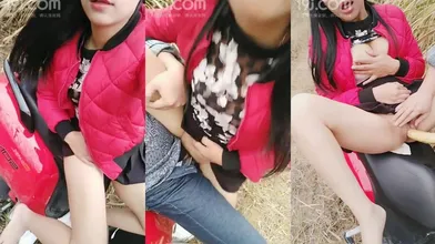 逼毛刮得很干净的淫骚少妇勾引光头佬在摩托车上啪啪搞完还未满足用香蕉插插编号2CB1DD54