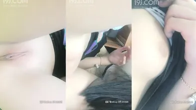 非常干净粉嫩白虎萝莉萌妹露逼诱惑，姐妹掰穴特写摸几下就流水非常诱人编号DA73673C