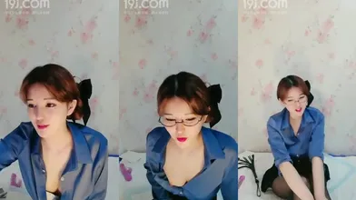 韩老师性感红唇长相甜美眼镜妹子和炮友戴假屌啪啪秀，开档黑丝站立抽插上位骑坐自己动编号C21F6A85