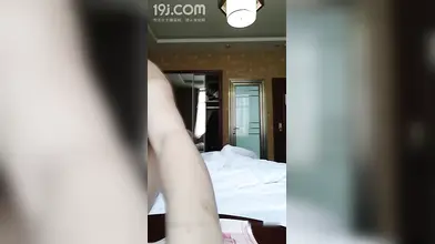 00后表哥最近靠几个技校小学妹在KTV挣了不少钱自己带着钱独自去找外围女开房啪啪编号9E9F70FE
