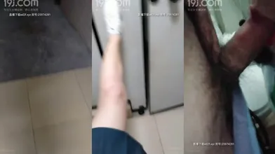 【淫乱眼镜娘】杭州大二学生，深夜街头勾引陌生人，到公厕脱光口爆，场面刺激淫荡，真是个小骚货编号78ABE30D