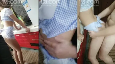 女神级气质长腿大美女穿着性感女仆装做家务时被回来的老公看见忍不住在厨放后插猛干,女说再插进来点,我要!编号C038C83D