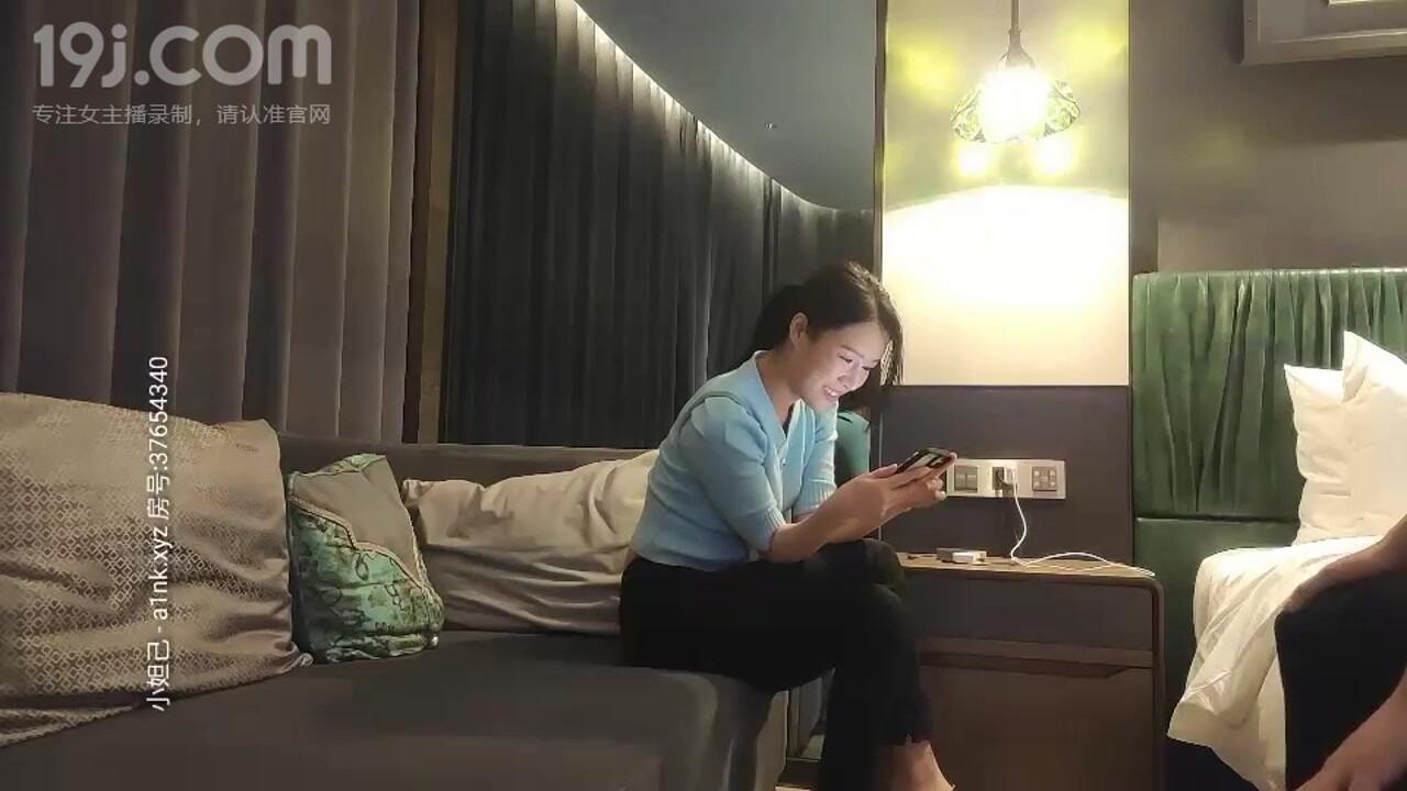 步宾探花今晚约了个蓝衣长相甜美妹子啪啪，性感长腿掰穴近距离拍摄口交大力猛操编号50E90D6D