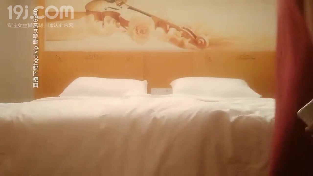 韦小宝第二春中年夫妻玩换妻4P啪啪，两张床拼一起穿黑丝后入啪啪，老哥看对方如何操交流经验编号7322201F