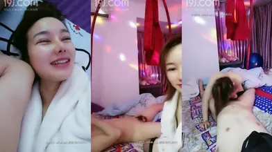 颜值不错的美少妇换上制服诱惑，深喉大鸡巴坐在吊绳上抱着开飞机爆草，浪荡呻吟不止编号E07D9D85