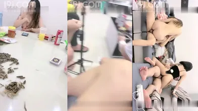『人间水蜜桃』五人淫乱啪猜拳游戏输的脱衣服浪叫声一个比一个高编号A65426E3