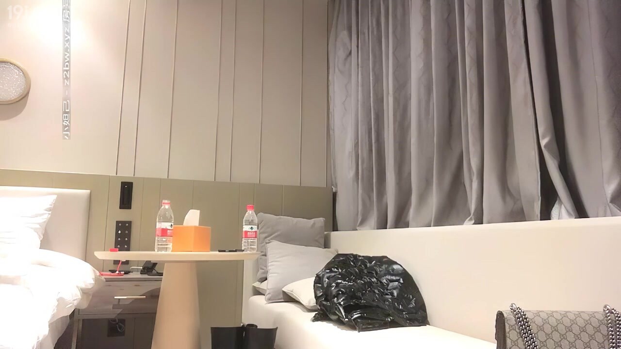 【AI画质修复】小宝寻花黑色外套萌妹，穿着衣服一般般脱掉身材居然不错，床上跪着口交坐在身上蠕动小腰编号237BAE76