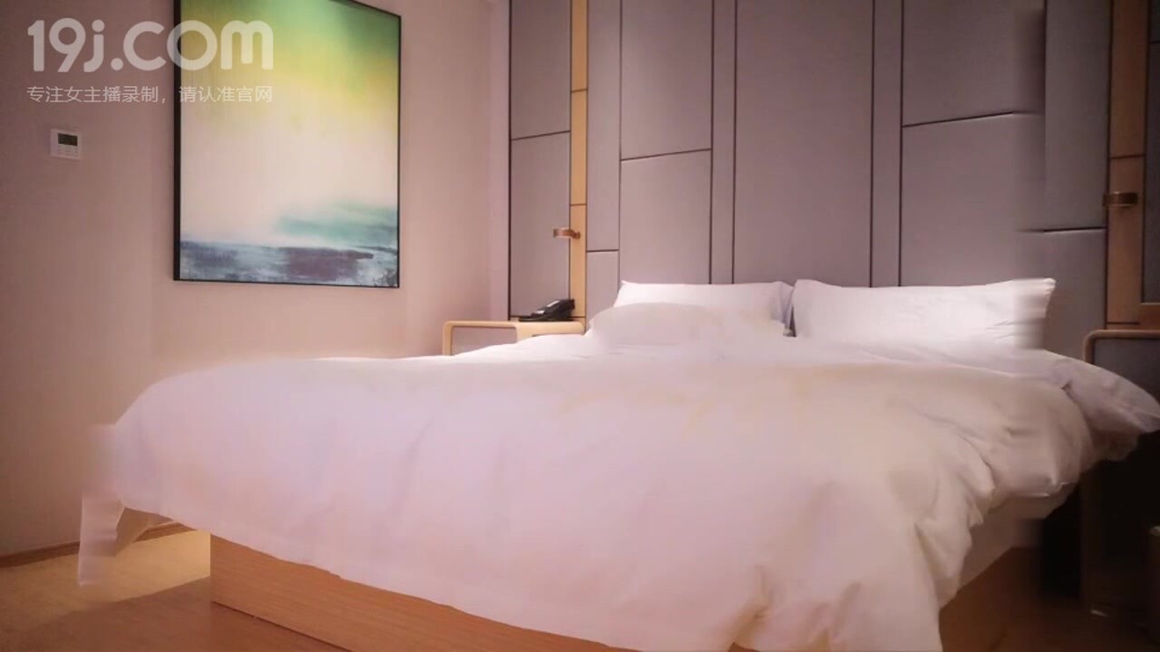微信网约福建极品外围女酒店啪啪,衣服还没脱就抱起来...痛,别太用力,你好大啊,你太厉害了,我不行了!编号A7818021