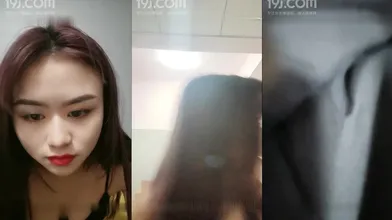 红唇性感妹子舔弄炮友口交啪啪，口硬上位后入大力撞击编号C8C65FC8