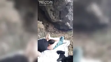 老公去了广东打工的留守村姑和村里两个楞青小夥山上洞外3P还点了个火堆取暖编号1280232