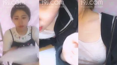 出脸可爱大学生主播在寝室开直播乳房饱满挺又大BB用手刺激几下就出水有撸点编号E3A1EF8F