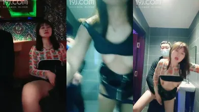 皮短裙骚骚妹子在KTV和炮友大战，撩起裙子自摸深喉口交，跪沙发上后入再到卫生间站立后入编号27159202