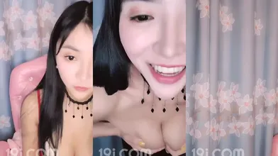 站长推荐黑丝高跟嫩模景小妍露脸在家直播赚外快，性感身材自己舔奶头吃不到喊哥哥帮忙，骚逼很痒用黄瓜抽插，淫声浪语编号DC71697
