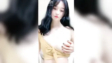 【温柔的蛋蛋】超级粉嫩的小穴，红彤彤的阴唇，两根手指自慰，弄出了很多淫水湿漉漉啦！编号43E55C38