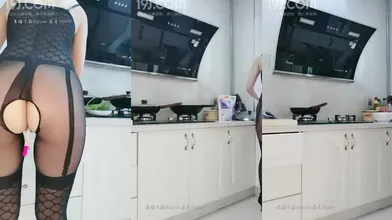 性感长腿眼镜妹子连体黑丝诱惑，跳蛋塞逼厨房做饭开裆扭动屁股，翘着屁股尿尿编号92C44F3C