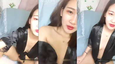 新人美女主播爱笑的菠萝0406收费直播秀跳蛋塞在小穴自慰很是诱人编号234E7495