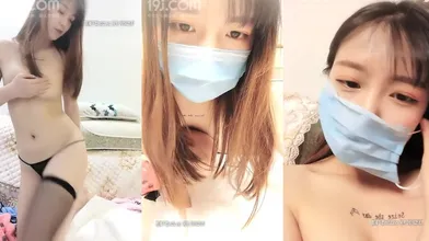 清纯萌妹子性感丁字裤黑丝诱惑，道具假屌上位骑坐乳夹近距离特写编号A8648AA5