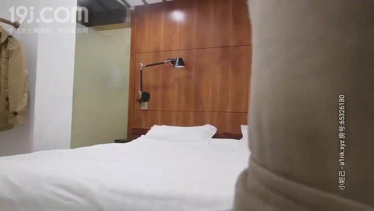 666小祁探花约了个高颜值大长腿衬衣外围妹子，先聊聊天增进感情再开始干侧入后入抽插编号72E3B274