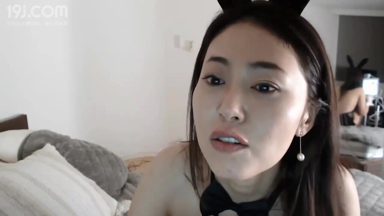 很有韵味亚籍少妇很妖娆看的心痒痒，兔女郎装扮透视装网袜翘起屁股掰开摆弄各种姿势跳蛋震肥逼编号36D08C27