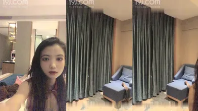 苗条妹子【安琪拉】洗完澡自摸掰穴，大黑牛震动一番再被炮友猛操编号8EFA6A5D