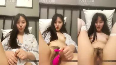 顔值不错甜美妹子睡衣床上跳蛋塞逼逼毛毛比较多送礼物跳蛋震动编号9341B496